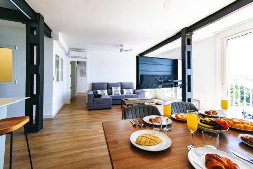 una sala de estar con una mesa con comida. en Lujoso apartamento con vistas al Mar - by Aloha Palma, en Águilas