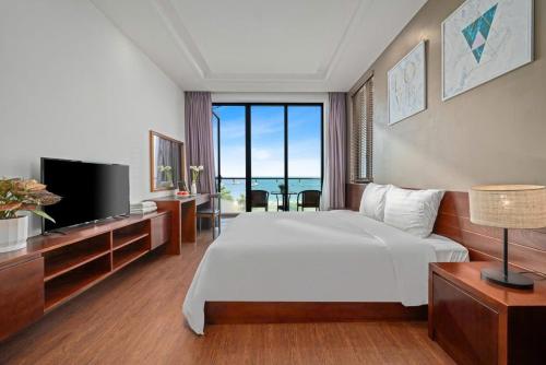 una camera d'albergo con un letto e una televisione di Khách Sạn Phú Quốc Gần Biển - Cách Biển chỉ 20Mét a Phu Quoc