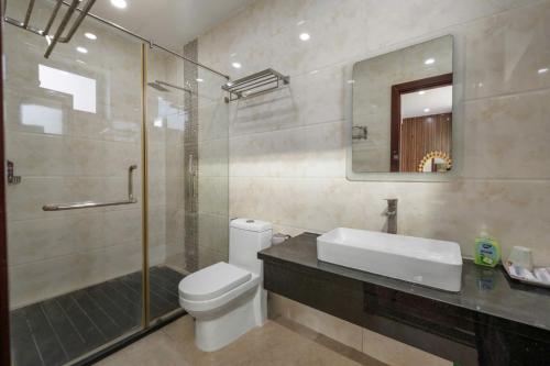 un bagno con wc, lavandino e doccia di Khách Sạn Phú Quốc Gần Biển - Cách Biển chỉ 20Mét a Phu Quoc