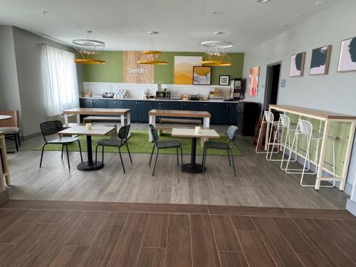 un ristorante con tavoli e sedie e una cucina di Spark by Hilton Opelousas a Opelousas