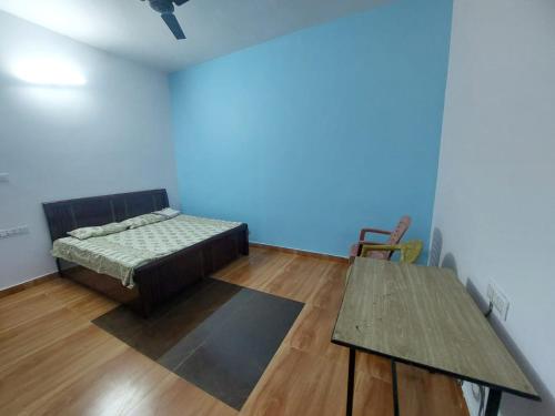 Ένα ή περισσότερα κρεβάτια σε δωμάτιο στο aditya homestay