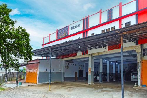 a large building with a double decker at Hotel O Penginapan Metro Parepare in Parepare