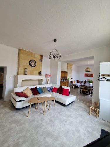 un salon avec un canapé et une table dans l'établissement le Doumayne, à Libourne