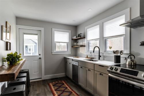 Kuchyň nebo kuchyňský kout v ubytování Perch Cottages #9 - Mountain Views, Sauna, Private Creek Access