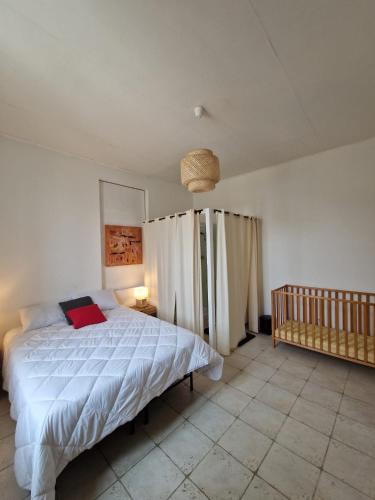 une chambre avec un grand lit blanc dans une pièce dans l'établissement le Doumayne, à Libourne