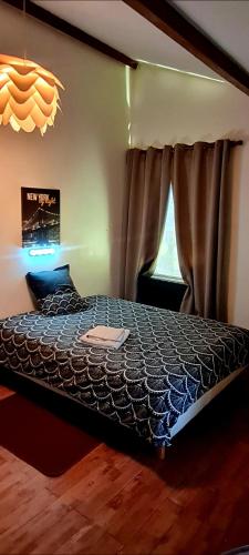 a bedroom with a bed and a window at Chambre double in Limonest
