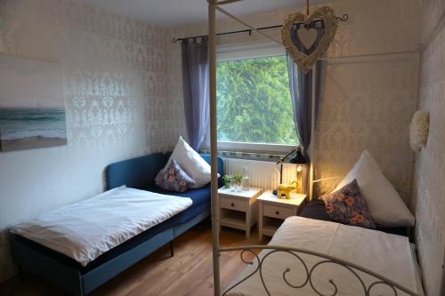 a bedroom with a bunk bed and a window at Apartment Miesmuschelparadies in Lübeck