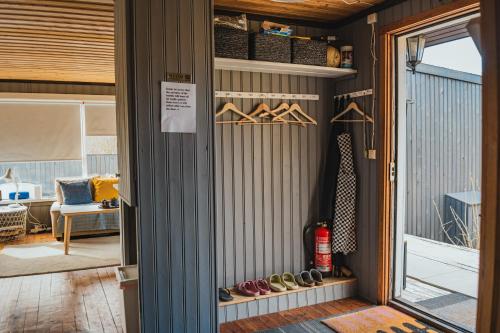 Φωτογραφία από το άλμπουμ του Eyja Mork - Aurora Igloo with shared Hot Tub, BBQ and kitchen - B2 σε Stora Mork