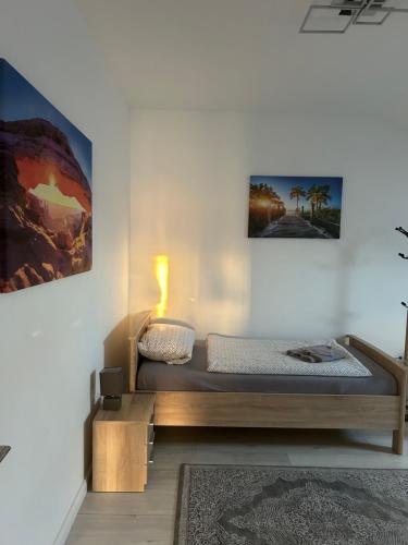 a bedroom with a bed and a picture on the wall at Bane Apartments 95qm - Messewohnung, Ferienwohnung,Monteurwohnung in Hannover