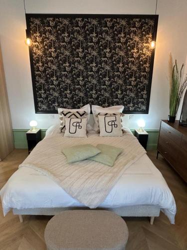 une chambre avec un grand lit blanc avec deux oreillers dans l'établissement Appartement élégant et chic refait à neuf, à Lyon