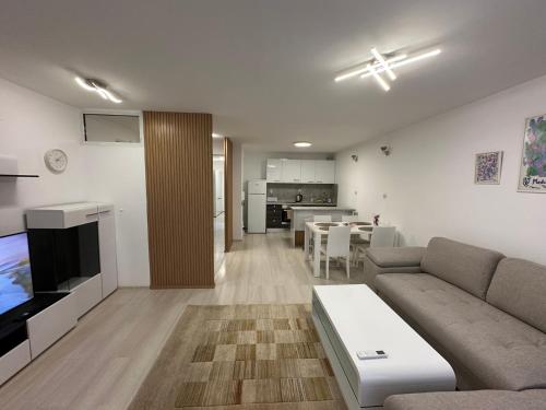 White Pearl Apartment - Top Location, Bright & Spacious, Newly Renovated