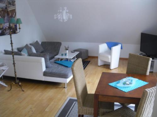 un salon avec un canapé et une table dans l'établissement Modernisierte Ferienwohnung Mit Balkon, à Schuby