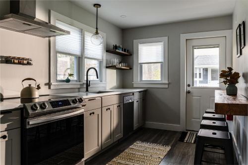 une cuisine avec un évier et une cuisinière dans l'établissement Perch Cottages #7 - Mountain Views, Sauna, Private Creek Access, à Boiceville