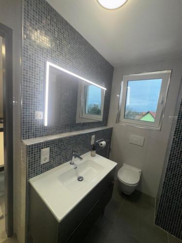 Un baño de Jacuzzi Maisonette mit Weitblick