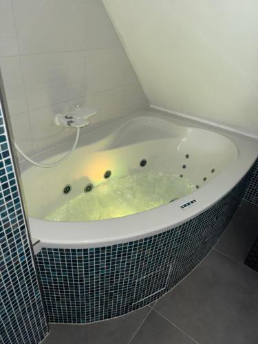 Un baño de Jacuzzi Maisonette mit Weitblick