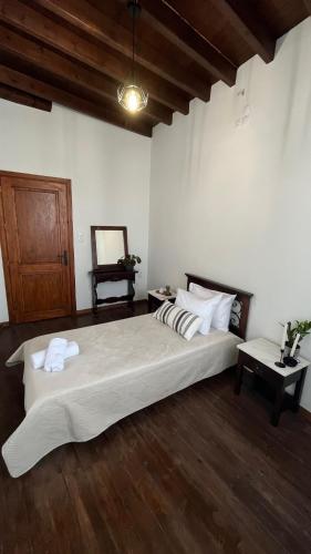 Ένα ή περισσότερα κρεβάτια σε δωμάτιο στο Potamos House in Nisyros