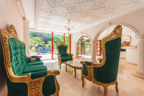 a living room with chairs and a table at Hotel Baluarte Cartagena Boutique in Cartagena de Indias