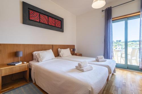 Ένα ή περισσότερα κρεβάτια σε δωμάτιο στο Marina Breeze Apartment with Pool - 900m from the Beach