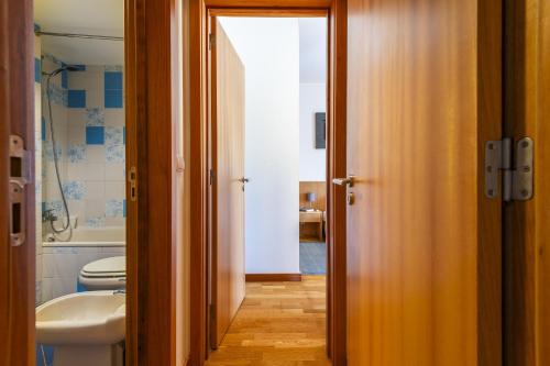 Ένα μπάνιο στο Marina Breeze Apartment with Pool - 900m from the Beach