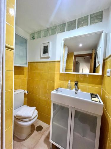 a bathroom with a sink and a toilet at Apartamento Levante Playa Torretjó in Benidorm