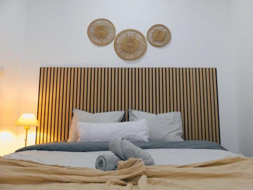 a bedroom with a bed with two hats on the wall at Cosy appartement met tuin in centrum Antwerpen Gratis parking Free Parking! in Antwerp
