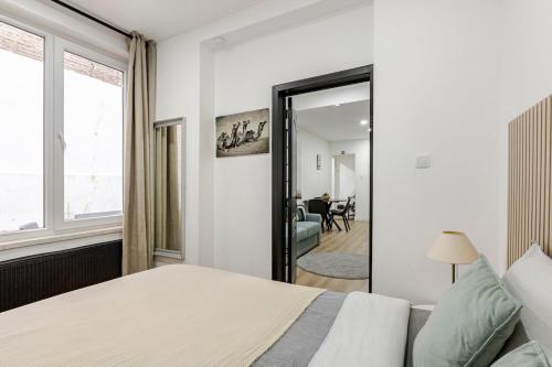 a bedroom with a bed and a mirror at Cosy appartement met tuin in centrum Antwerpen Gratis parking Free Parking! in Antwerp