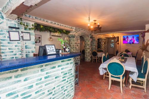 a restaurant with a counter and a table and chairs at Hotel Baluarte Cartagena Boutique in Cartagena de Indias