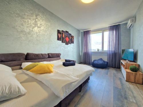 a bedroom with a large bed and a couch at Трендова квартира з комфортом готелю у топовому ЖК Києва in Kyiv