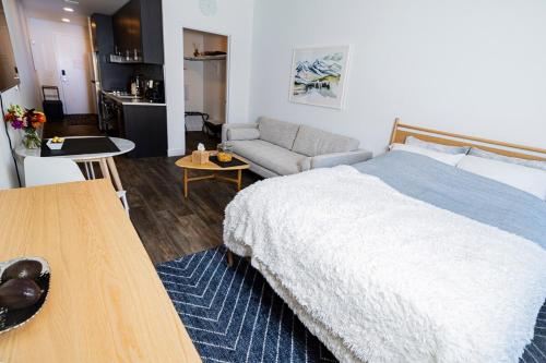 Un dormitorio con una cama y una sala de estar. en Mountain Escape Luxury and Convenience in Park City, en Park City