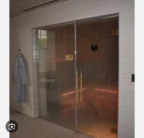 Una puerta de vidrio en un edificio con una bata dentro. en Mountain Escape Luxury and Convenience in Park City, en Park City