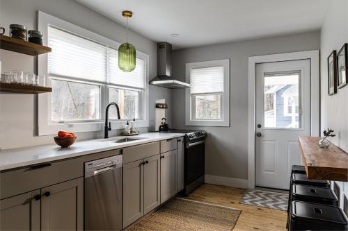 Kuchyň nebo kuchyňský kout v ubytování Perch Cottages #5 - Mountain Views, Sauna, Private Creek Access