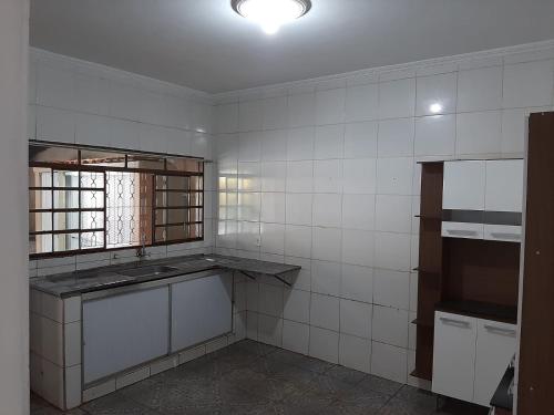 Ένα μπάνιο στο Casa 3 dormitórios para Agrishow