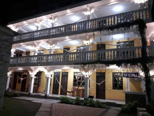 サン・ペドロ・ラ・ラグーナにあるHotel TINAMIT 1の大きな建物で、夜はバルコニーを利用できます。