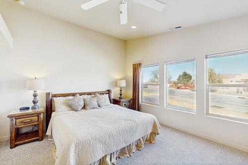 摩押Rim Village M1的一间卧室，里面有一张床和一扇大窗户。