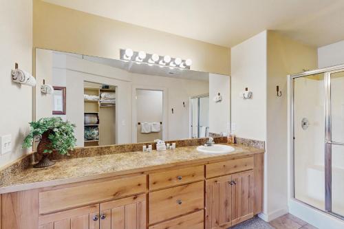 摩押Rim Village M1的带水槽和大镜子的浴室