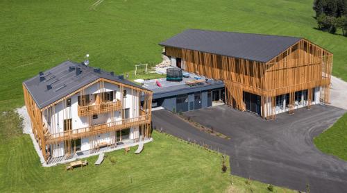 eine Aussicht auf ein Haus mit einem Gebäude in der Unterkunft Hoferhof in Meransen