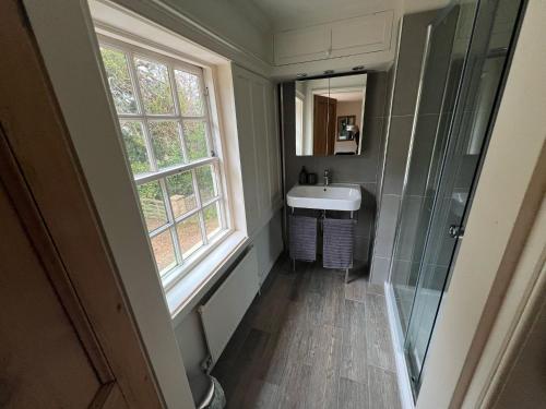 Koupelna v ubytování 8 Bedroom Retreat in Rural Kent Village Share Save