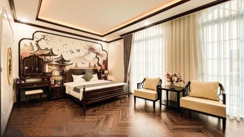 une grande chambre avec un lit et un piano dans l'établissement Biệt Thự HL Near Beach, à Hạ Long