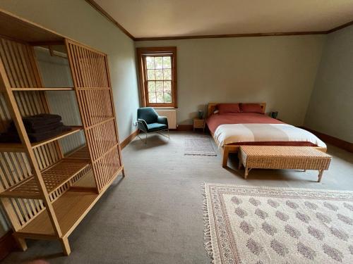 Postel nebo postele na pokoji v ubytování 8 Bedroom Retreat in Rural Kent Village Share Save