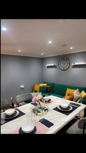 Gambar di galeri bagi 2 bed Apartment in Luton di Luton