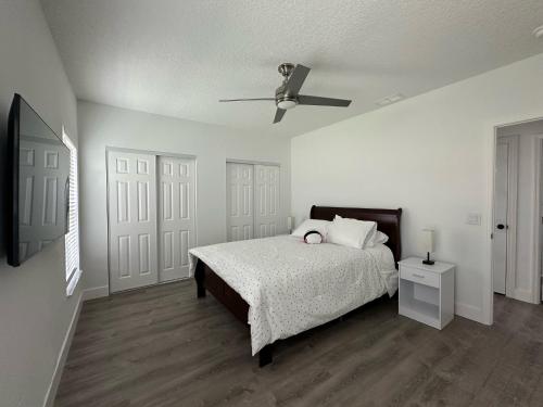 ein Schlafzimmer mit einem Bett und einem Deckenventilator in der Unterkunft Breeze Air in Citrus Springs