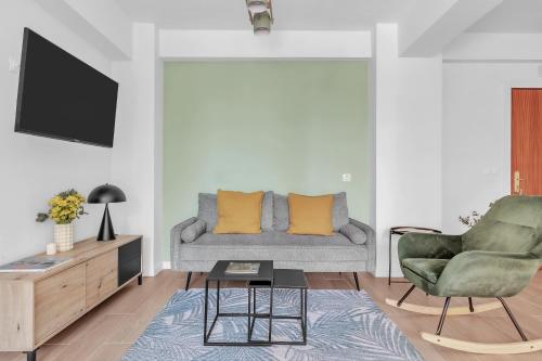 Bright 3BR Apartment 300m to Beach AC