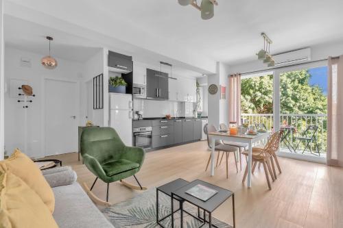 Bright 3BR Apartment 300m to Beach AC