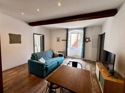 un salon avec un canapé et une table dans l'établissement Casamea - Rue Fesch, Famille, Wifi, Clim, à Ajaccio
