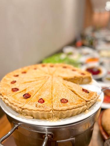 a pie is sitting on top of a pan at Promenade Soho Campos dos Goytacazes in Campos dos Goytacazes