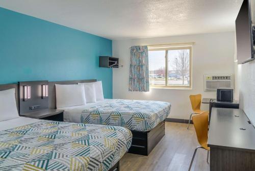 Katil atau katil-katil dalam bilik di Motel 6-Sedalia, MO