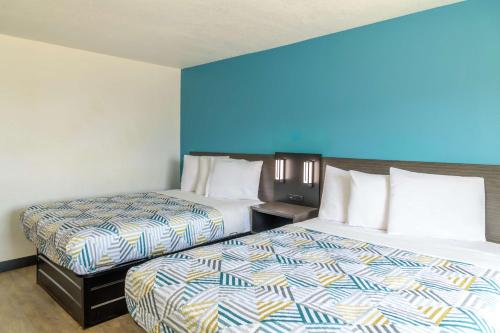 Katil atau katil-katil dalam bilik di Motel 6-Sedalia, MO