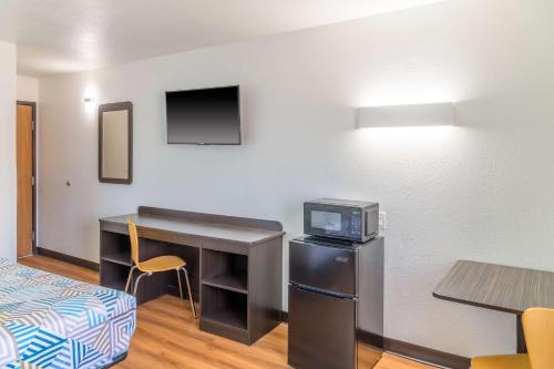Dapur atau dapur kecil di Motel 6-Sedalia, MO