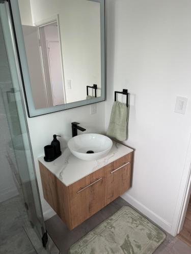 Ένα μπάνιο στο House with pool in prime location - 10 mins to Universal Studio
