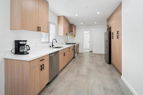 Η κουζίνα ή μικρή κουζίνα στο House with pool in prime location - 10 mins to Universal Studio